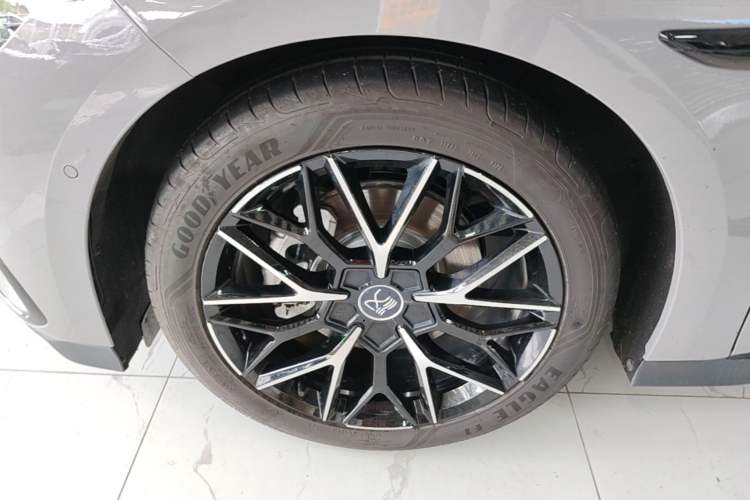 Used BYD Han 2025 DM-i Smart Drive 125KM Prestige Model Left Front Wheel Hub