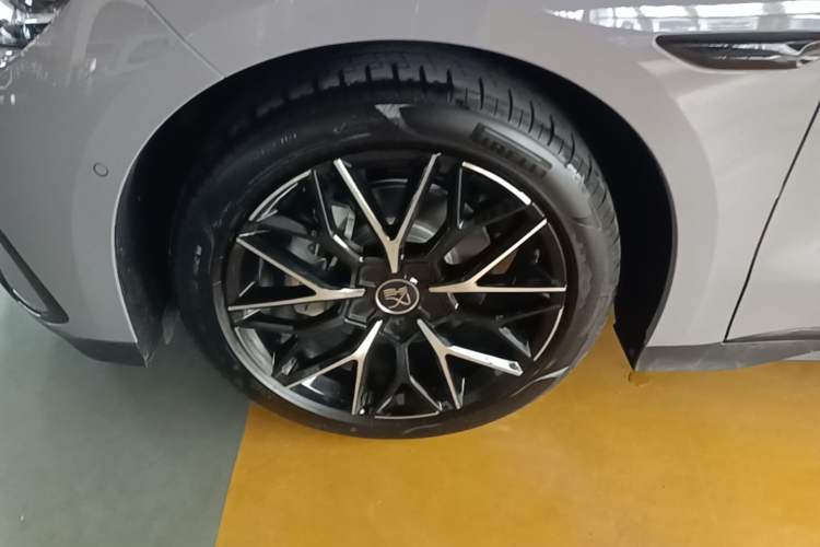Used BYD Han 2025 DM-i Intelligent Driving Edition 125KM LiDAR Flagship Model Left Front Wheel Hub