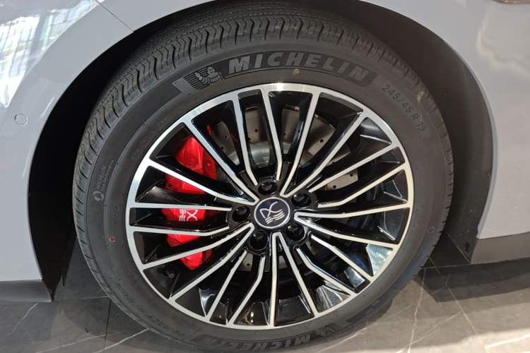 Used BYD Han 2025 EV with 701 km of Laser Radar-Enabled Intelligent Driving Left Front Wheel Hub