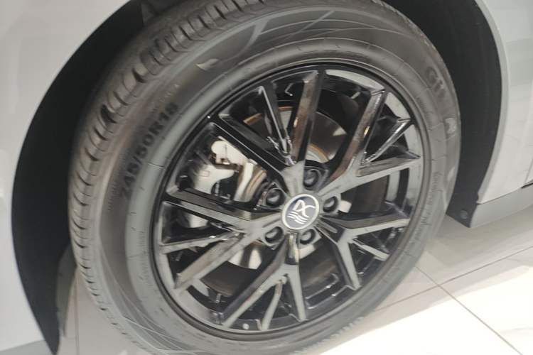 Used BYD Han 2025 DM-i Smart Drive 125KM Elite Model Left Front Wheel Hub