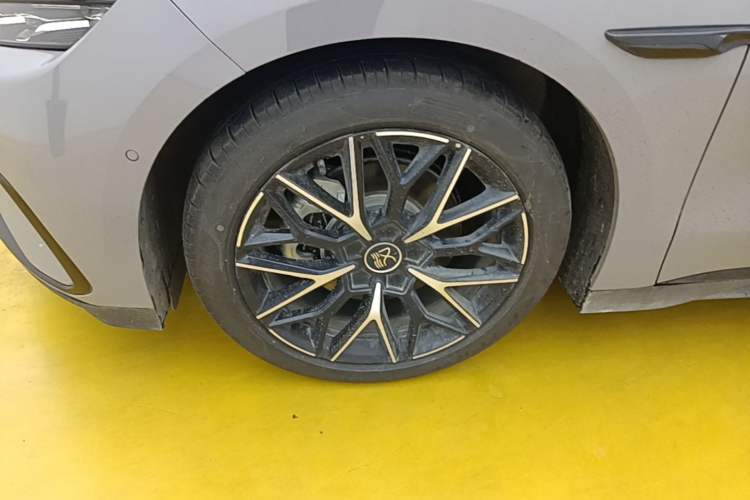 Used BYD Han 2025 DM-i Intelligent Driving Edition 125KM Prestige Model Left Front Wheel Hub