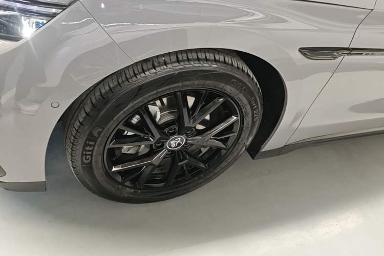 Used BYD Han 2025 DM-i Smart Drive 125KM Elite Model Left Front Wheel Hub