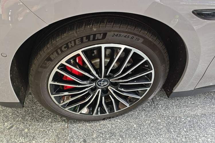 Used BYD Han 2025 EV Intelligent Driving Edition 701KM LiDAR Flagship Model Left Front Wheel Hub