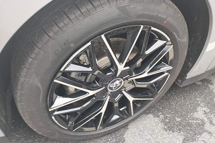 Used BYD Han 2025 DM-i 125KM LiDAR-Powered Intelligent Driving Model Left Front Wheel Hub