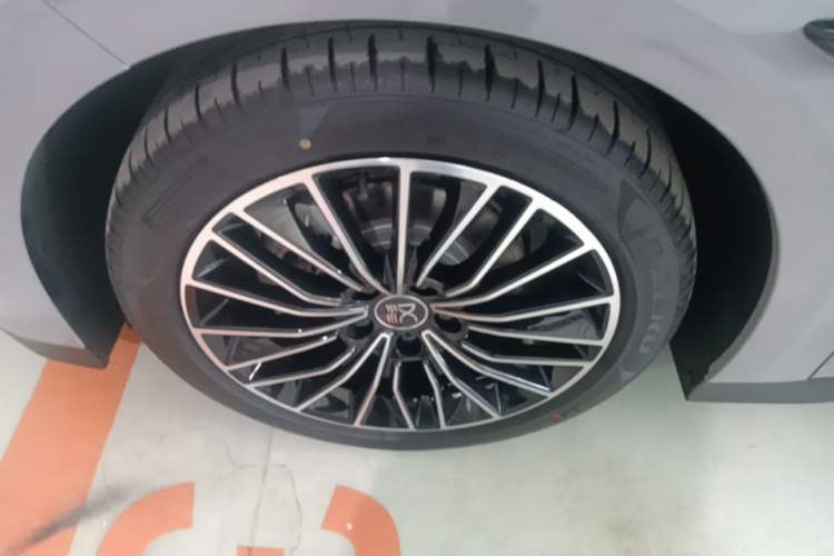 Used BYD Han 2025 DM-i Intelligent Driving Edition 125KM LiDAR Flagship Model Left Front Wheel Hub