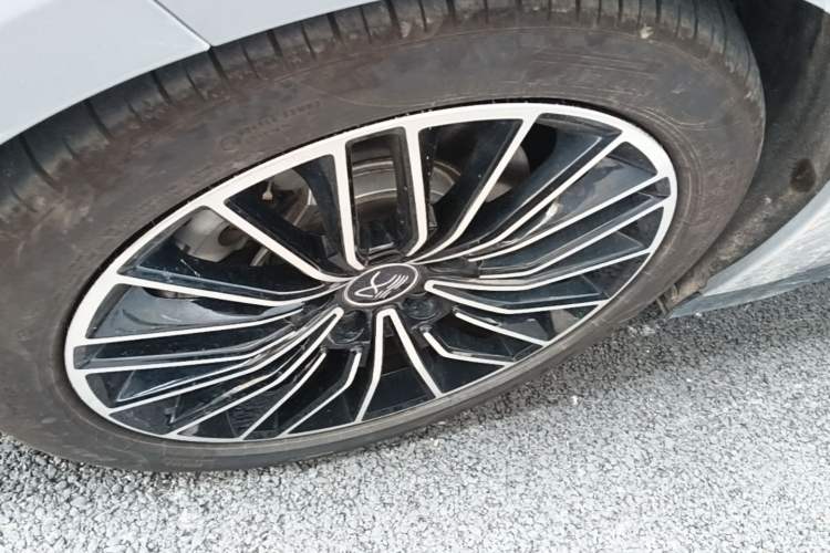 Used BYD Han 2025 DM-i Intelligent Driving Edition 125KM LiDAR Flagship Model Left Front Wheel Hub