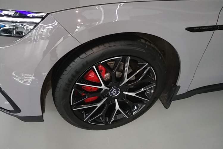 Used BYD Han 2025 DM-i 125KM Prestige Model Left Front Wheel Hub