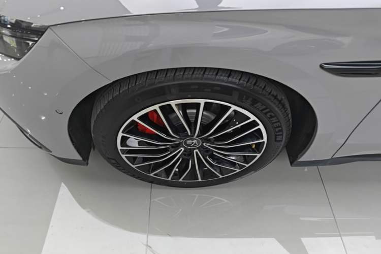 Used BYD Han 2025 EV with 701 km of Laser Radar-Enabled Intelligent Driving Left Front Wheel Hub