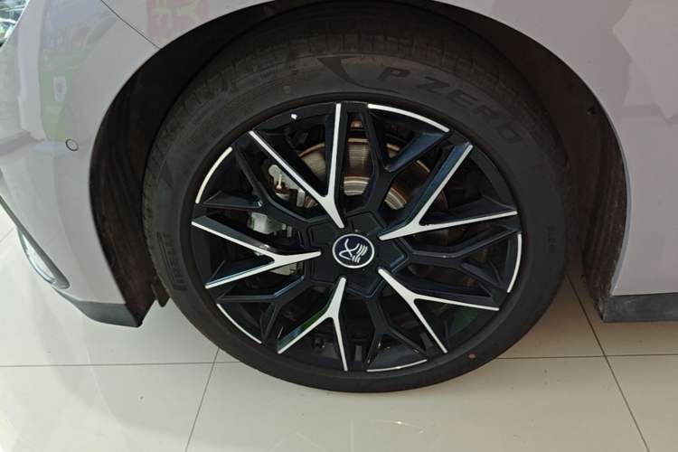 Used BYD Han 2025 DM-i Intelligent Driving Edition 125KM Prestige Model Left Front Wheel Hub