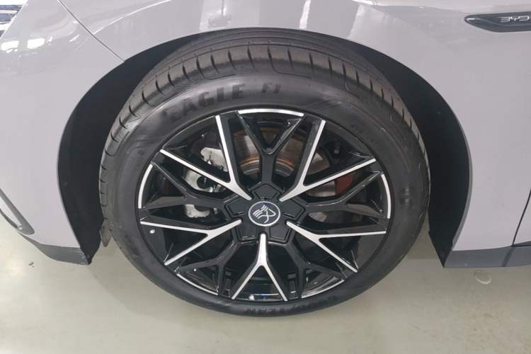Used BYD Han 2025 DM-i 125KM Prestige Model Left Front Wheel Hub