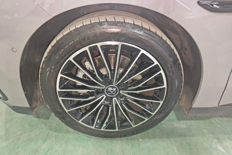 Used BYD Han 2025 DM-i 125KM LiDAR-Powered Intelligent Driving Model Left Front Wheel Hub
