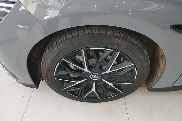 Used BYD Han 2025 DM-i Intelligent Driving Edition 125KM Prestige Model Left Front Wheel Hub