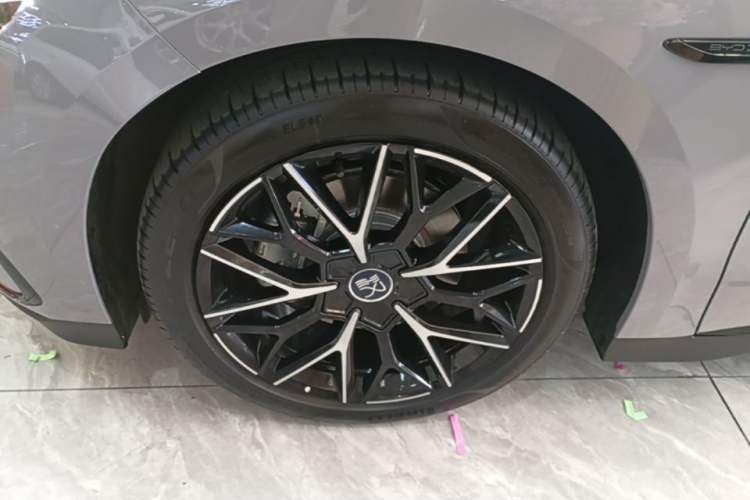 Used BYD Han 2025 DM-i 125KM Prestige Model Left Front Wheel Hub