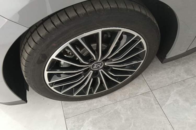 Used BYD Han 2025 DM-i Intelligent Driving Edition 125KM LiDAR Flagship Model Left Front Wheel Hub