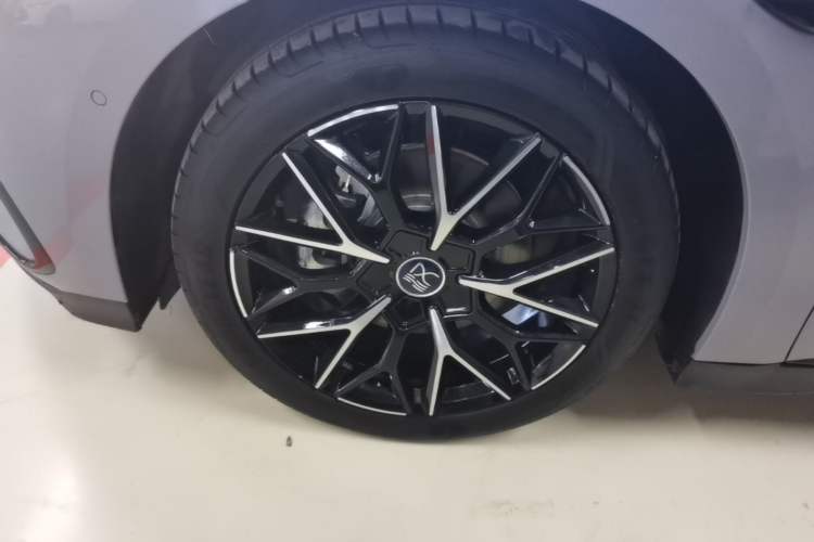 Used BYD Han 2025 DM-i Smart Drive 125KM Prestige Model Left Front Wheel Hub