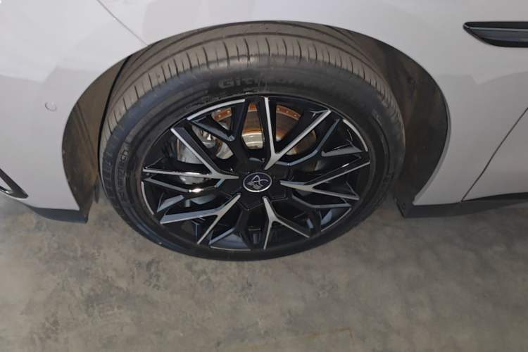 Used BYD Han 2025 EV Intelligent Driving Version 506KM Prestige Model Left Front Wheel Hub