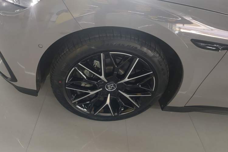 Used BYD Han 2025 DM-i 125KM LiDAR-Powered Intelligent Driving Model Left Front Wheel Hub