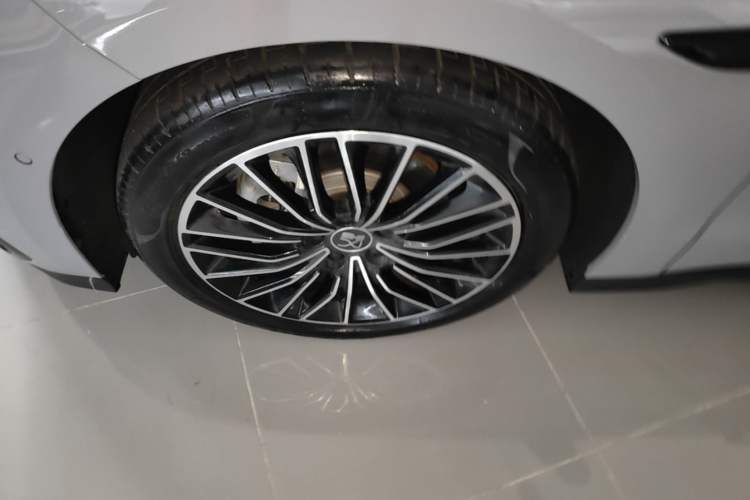 Used BYD Han 2025 DM-i 125KM LiDAR-Powered Intelligent Driving Model Left Front Wheel Hub