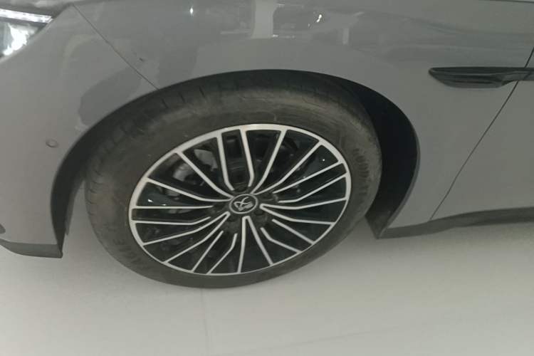Used BYD Han 2025 DM-i Intelligent Driving Edition 125KM LiDAR Flagship Model Left Front Wheel Hub