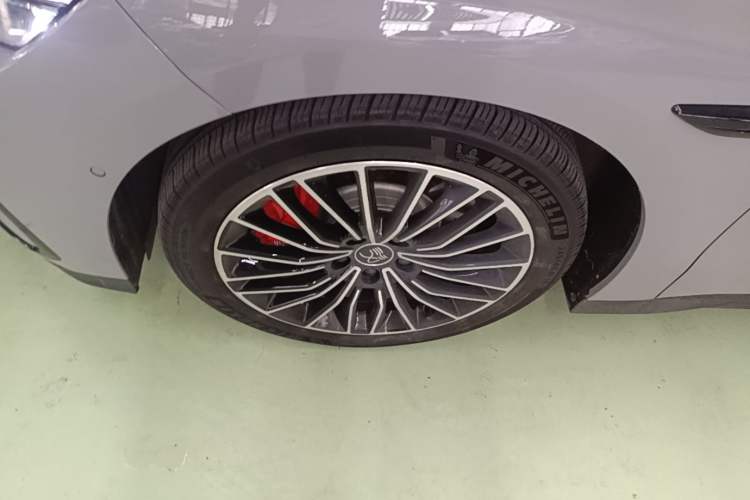 Used BYD Han 2025 EV with 701 km of Laser Radar-Enabled Intelligent Driving Left Front Wheel Hub