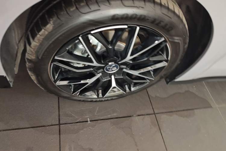 Used BYD Han 2025 DM-i 125KM Prestige Model Left Front Wheel Hub