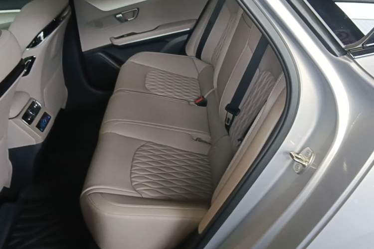 Used BYD Han 2025 DM-i Intelligent Driving Edition 245KM Prestigious Edition Left Rear Seat