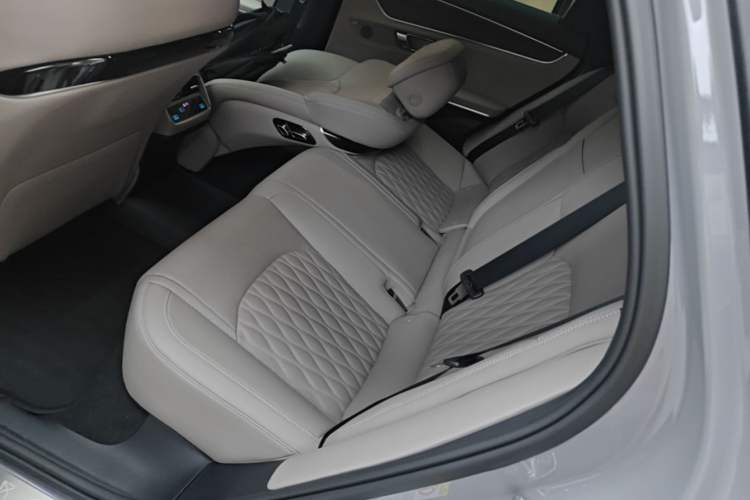 Used BYD Han 2025 EV with 701 km of Laser Radar-Enabled Intelligent Driving Left Rear Seat