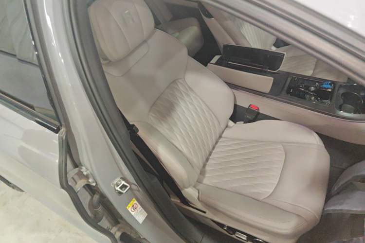 Used BYD Han 2025 DM-i 125KM LiDAR-Powered Intelligent Driving Model Right Front Seat