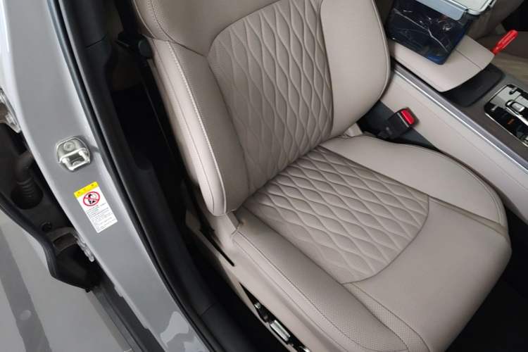 Used BYD Han 2025 DM-i 125KM LiDAR-Powered Intelligent Driving Model Right Front Seat