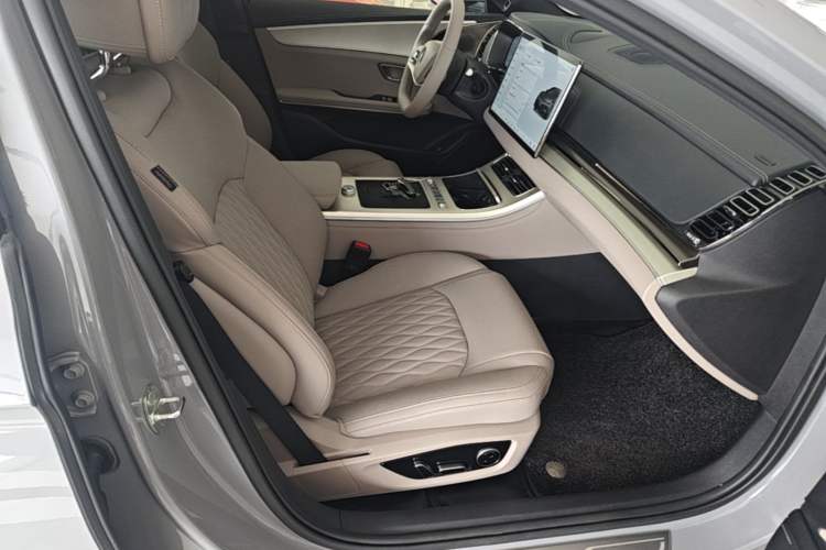 Used BYD Han 2025 Model DM-i Intelligent Driving Edition 245KM Prestige Right Front Seat
