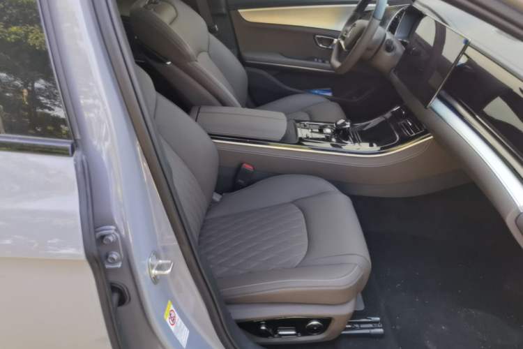 Used BYD Han 2025 DM-i Intelligent Driving Edition 125KM Prestige Model Right Front Seat