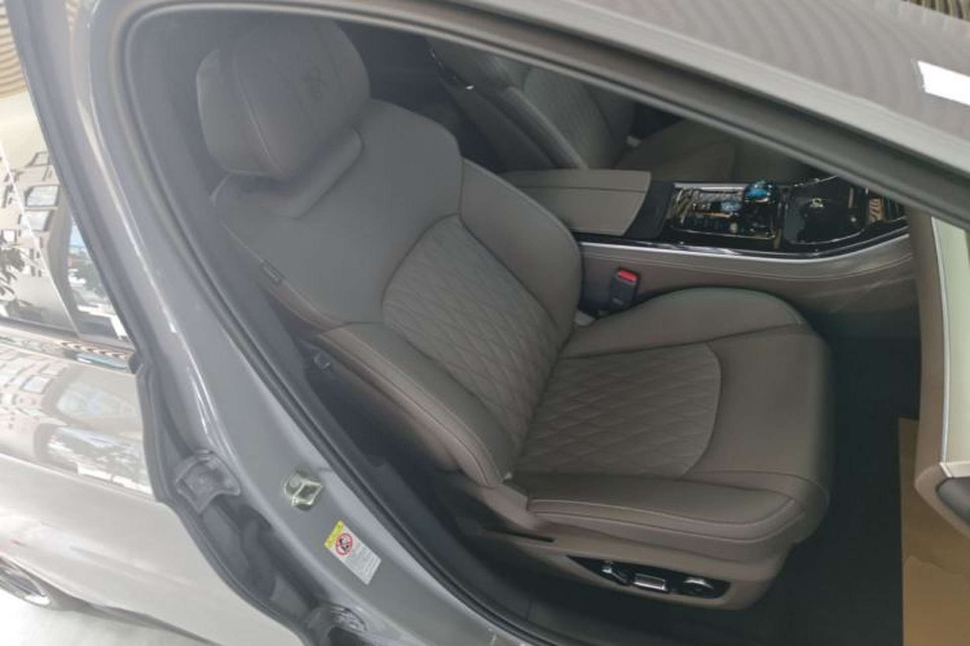 Used BYD Han 2025 DM-i Intelligent Driving Edition 125KM Prestige Model Right Front Seat