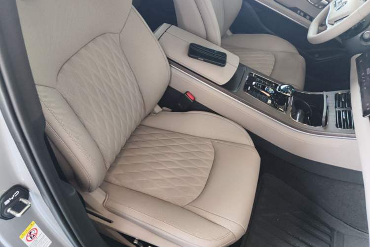 Used BYD Han 2025 DM-i 125KM LiDAR-Powered Intelligent Driving Model Right Front Seat