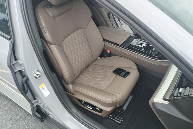 Used BYD Han 2025 DM-i 125KM LiDAR-Powered Intelligent Driving Model Right Front Seat