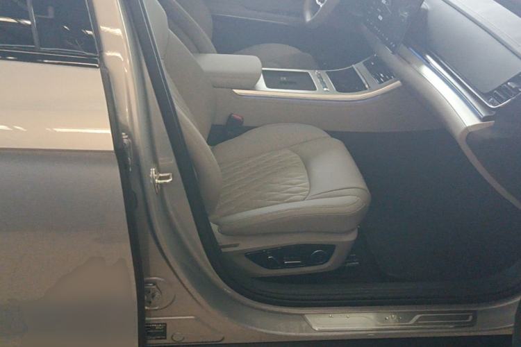 Used BYD Han 2025 DM-i Intelligent Driving Edition 245KM Prestigious Edition Right Front Seat