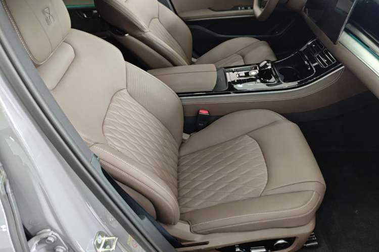 Used BYD Han 2025 DM-i Intelligent Driving Edition 125KM Prestige Model Right Front Seat