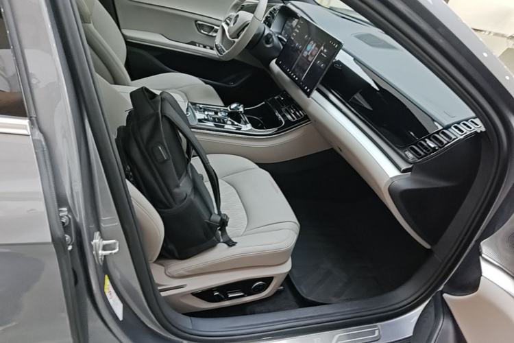 Used BYD Han 2025 DM-i Intelligent Driving Edition 125KM Prestige Model Right Front Seat