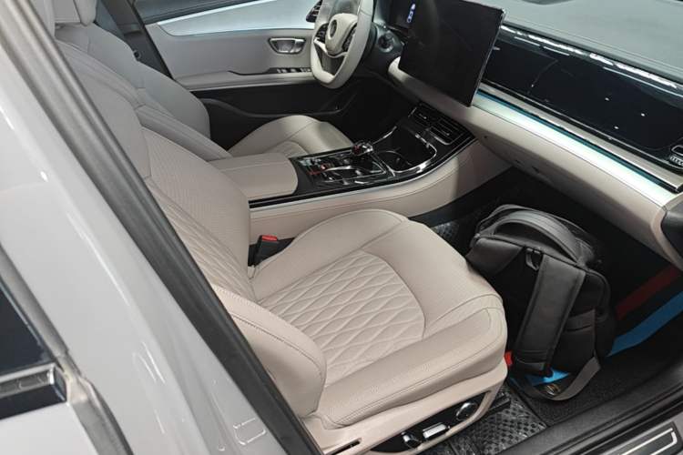 Used BYD Han 2025 DM-i Intelligent Driving Edition 125KM Prestige Model Right Front Seat