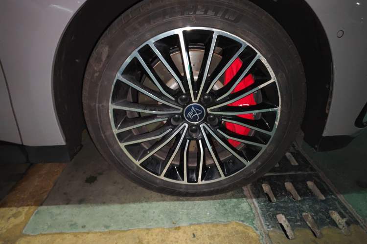 Used BYD Han 2025 EV with 701 km of Laser Radar-Enabled Intelligent Driving Right Front Wheel Hub