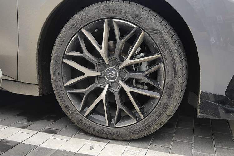 Used BYD Han 2025 DM-i 125KM Prestige Model Right Front Wheel Hub
