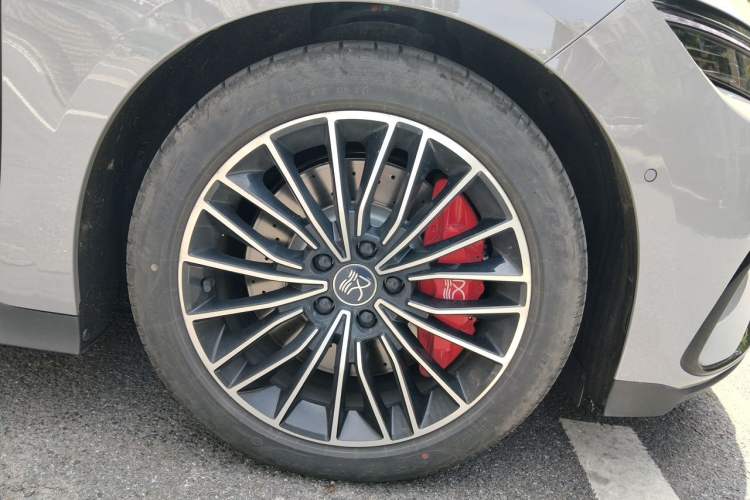Used BYD Han 2025 EV with 701 km of Laser Radar-Enabled Intelligent Driving Right Front Wheel Hub