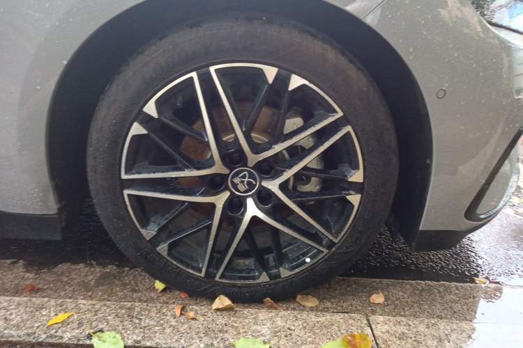 Used BYD Han 2025 EV 605KM Prestige Model Right Front Wheel Hub