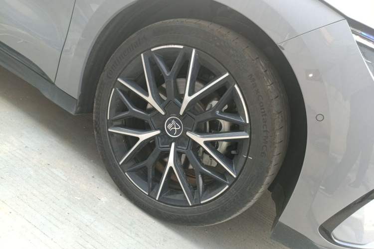 Used BYD Han 2025 DM-i Intelligent Driving Edition 125KM Prestige Model Right Front Wheel Hub