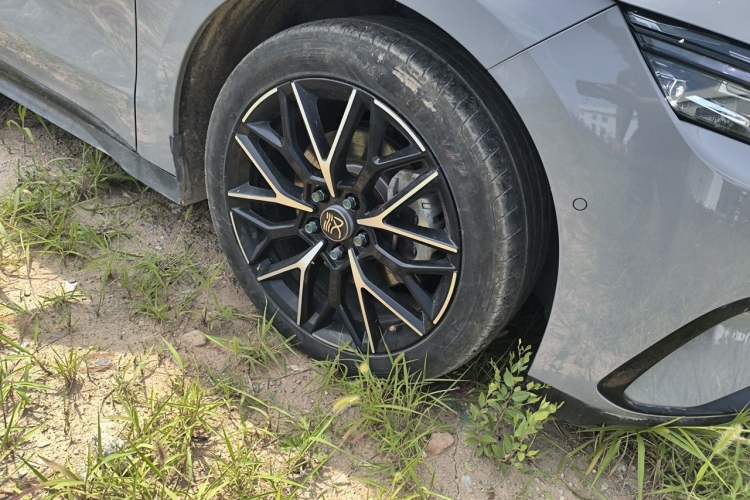 Used BYD Han 2025 DM-i Smart Drive 125KM Prestige Model Right Front Wheel Hub