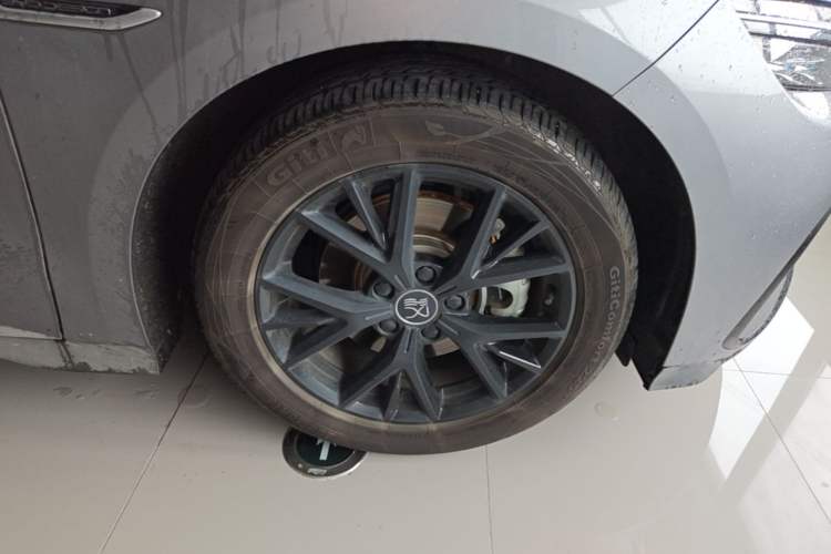 Used BYD Han 2025 DM-i Smart Drive 125KM Comfort Edition Right Front Wheel Hub