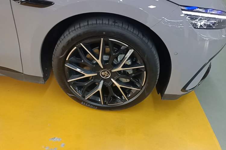 Used BYD Han 2025 DM-i Intelligent Driving Edition 125KM Prestige Model Right Front Wheel Hub