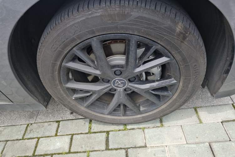 Used BYD Han 2025 DM-i 125KM Elite Model Right Front Wheel Hub