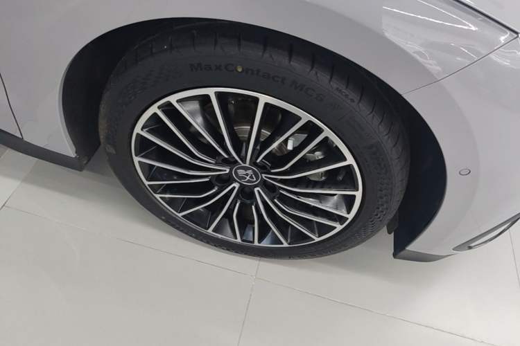 Used BYD Han 2025 DM-i 125KM LiDAR-Powered Intelligent Driving Model Right Front Wheel Hub