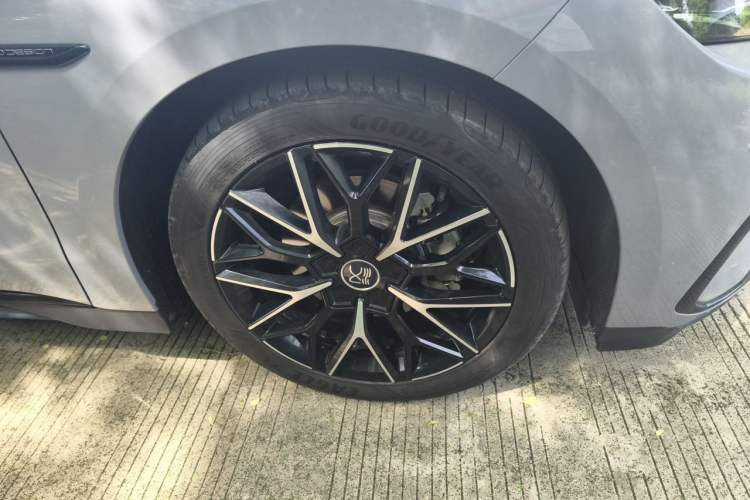 Used BYD Han 2025 DM-i 125KM Prestige Model Right Front Wheel Hub