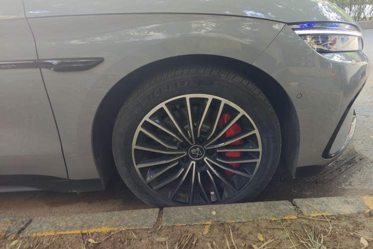 Used BYD Han 2025 EV with 701 km of Laser Radar-Enabled Intelligent Driving Right Front Wheel Hub